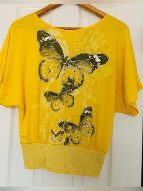 chic Yellow Butterfly Graphic Short Sleeve Top